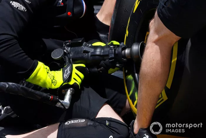 Detalle de la pistola de ruedas de Esteban Ocon, Alpine A521 pitstop