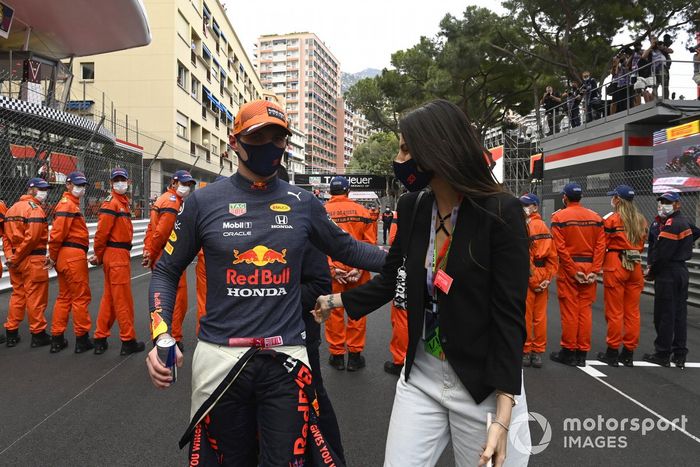 Kelly Piquet novia de Max Verstappen, Red Bull Racing celebran el primer lugar