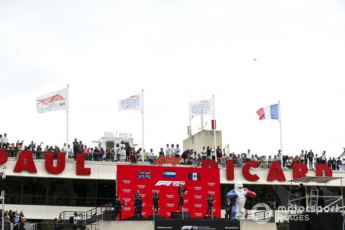 Podio: segundo lugar Lewis Hamilton, Mercedes, Gianpiero Lambiase, ingeniero de carrera de Red Bull Racing, ganador Max Verstappen, Red Bull Racing, tercer lugar Sergio Pérez, Red Bull Racing