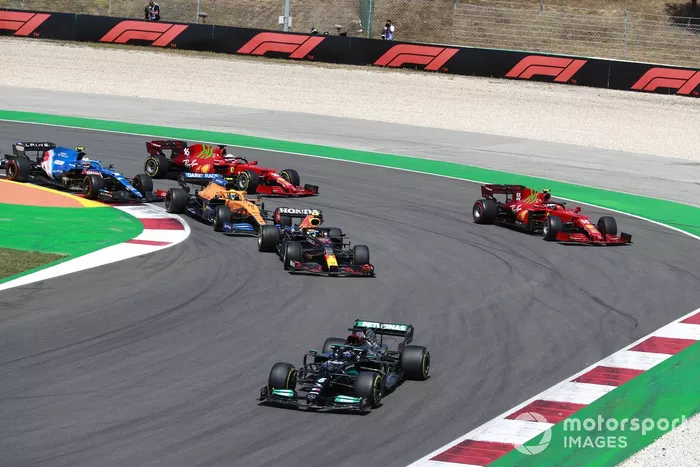 Lewis Hamilton, Mercedes W12, Sergio Pérez, Red Bull Racing RB16B, Carlos Sainz Jr., Ferrari SF21, Lando Norris, McLaren MCL35M, Charles Leclerc, Ferrari SF21, Esteban Ocon, Alpine A521