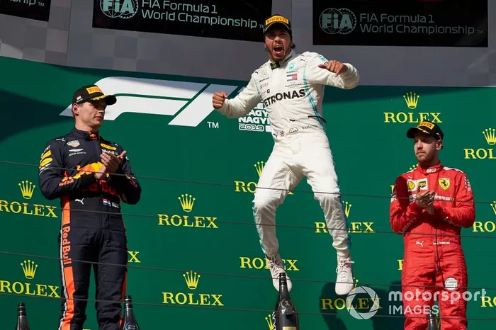 Il secondo classificato Max Verstappen, Red Bull Racing, il primo classificato Lewis Hamilton, Mercedes AMG F1, e il terzo classificato Sebastian Vettel, Ferrari, festeggia sul podio