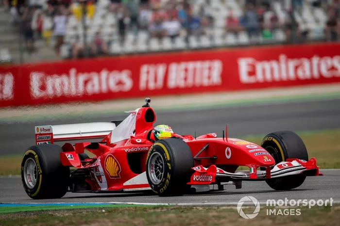 Mick Schumacher conduce el Ferrari F2004