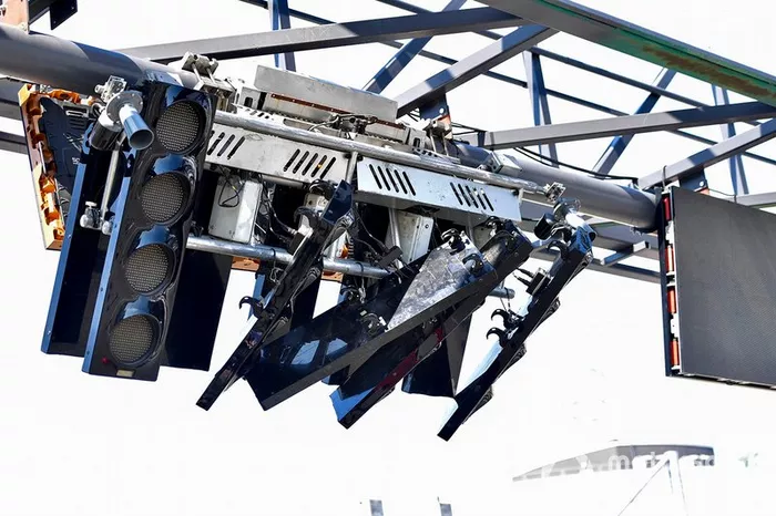 Reparación de las luces de salida después de que un autobús se estrelló contra ellas