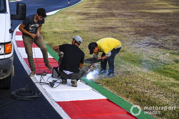 Los trabajadores en la pista