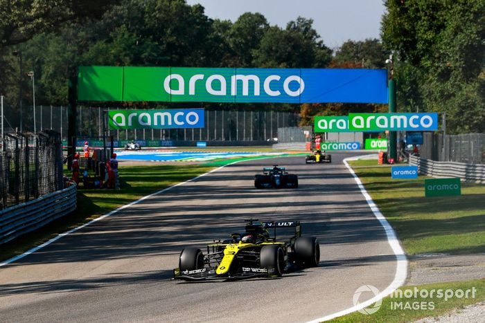 Daniel Ricciardo, Renault F1 Team R.S.20, Lewis Hamilton, Mercedes F1 W11, y Esteban Ocon, Renault F1 Team R.S.20