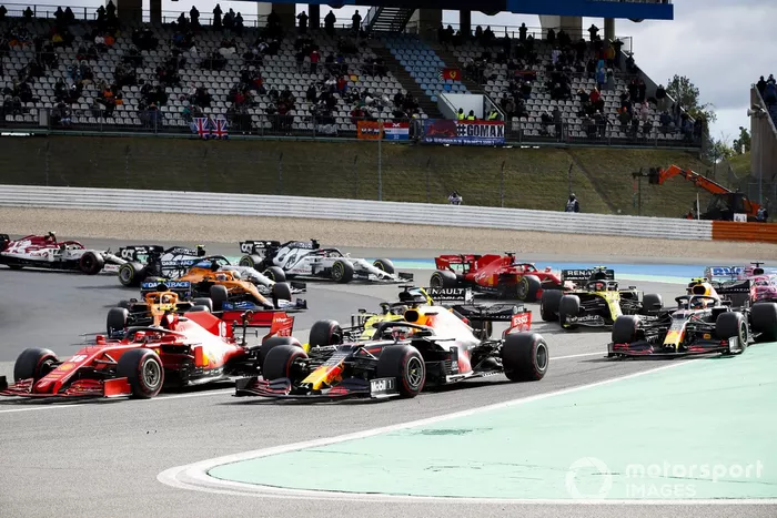Charles Leclerc, Ferrari SF1000, Max Verstappen, Red Bull Racing RB16, Daniel Ricciardo, Renault F1 Team R.S.20, Esteban Ocon, Renault F1 Team R.S.20, e il resto del gruppo