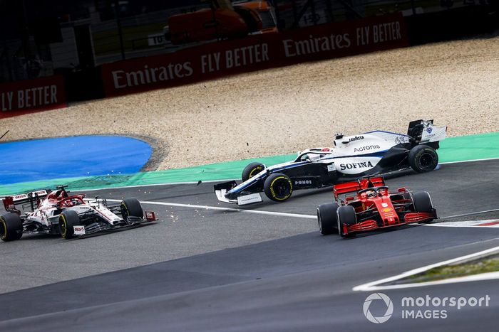 Sebastian Vettel, Ferrari SF1000, Kimi Raikkonen, Alfa Romeo Racing C39 y George Russell, Williams FW43 accidente