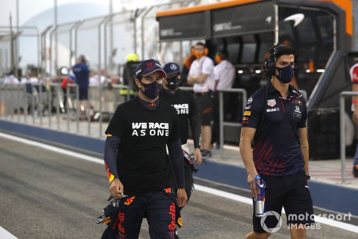 Sergio Pérez, Red Bull Racing, en el pit lane