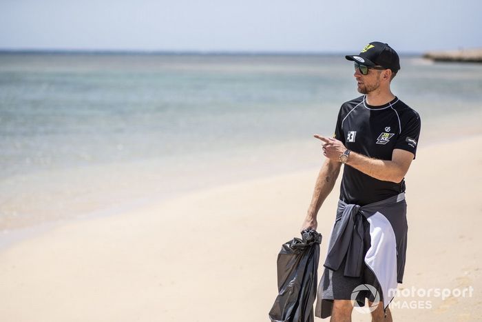 Jenson Button, JBXE Extreme-E Team, en la limpieza de la playa
