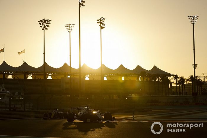 Nicholas Latifi, Williams FW43, Daniel Ricciardo, Renault F1 Team R.S.20