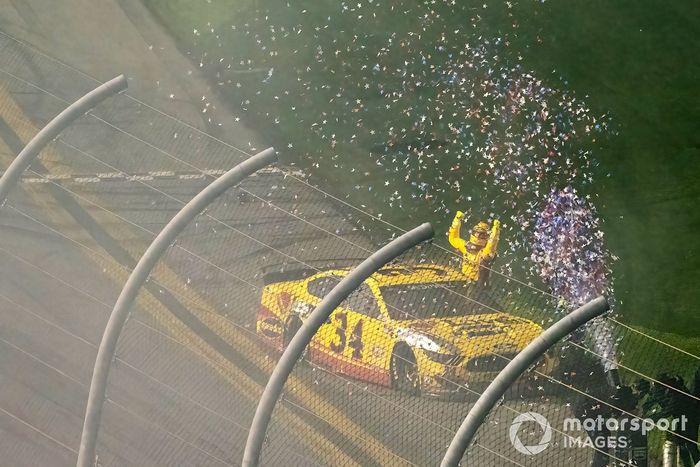 Ganador de la carrera Michael McDowell, Front Row Motorsports, Ford Mustang Love's Travel Stops