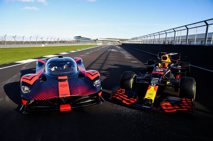 Max Verstappen i Alex Albon testują Aston Martina Valkyrie