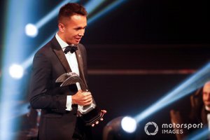 Alexander Albon, Red Bull Racing, gana el premio al Novato del Año