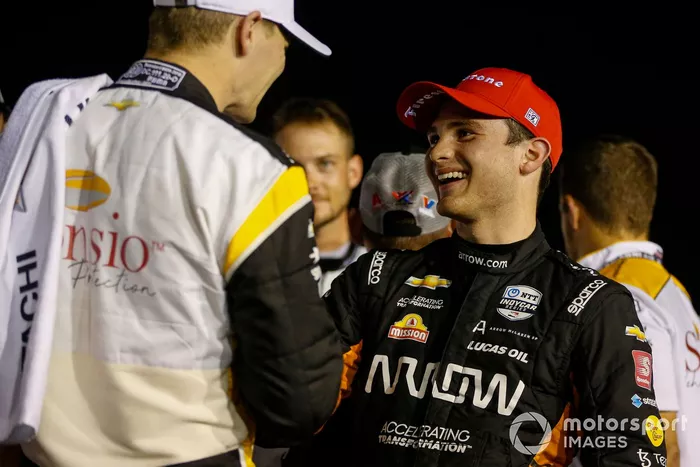 Ganador Josef Newgarden, Team Penske Chevrolet, y el segundo lugar Patricio O'Ward, Arrow McLaren SP Chevrolet