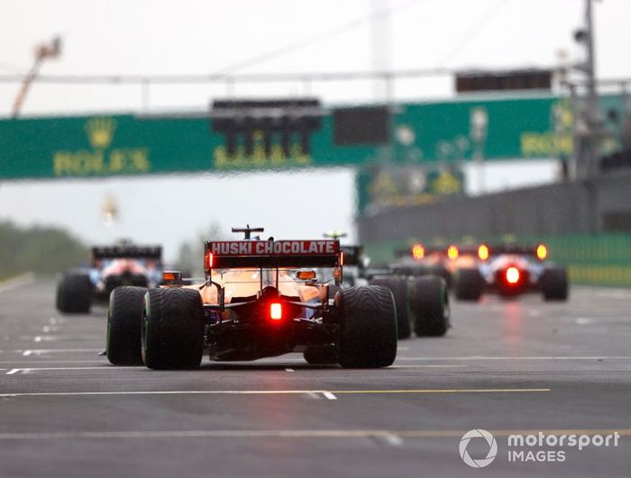 Daniel Ricciardo, McLaren MCL35M, toma su posición en la parrilla de salida