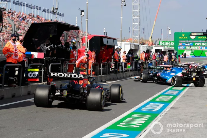 Fernando Alonso, Alpine A521, Sergio Pérez, Red Bull Racing RB16B, en pit lane