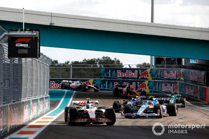  Mick Schumacher, Haas VF-22, Esteban Ocon, Alpine A522, Alex Albon, Williams FW44