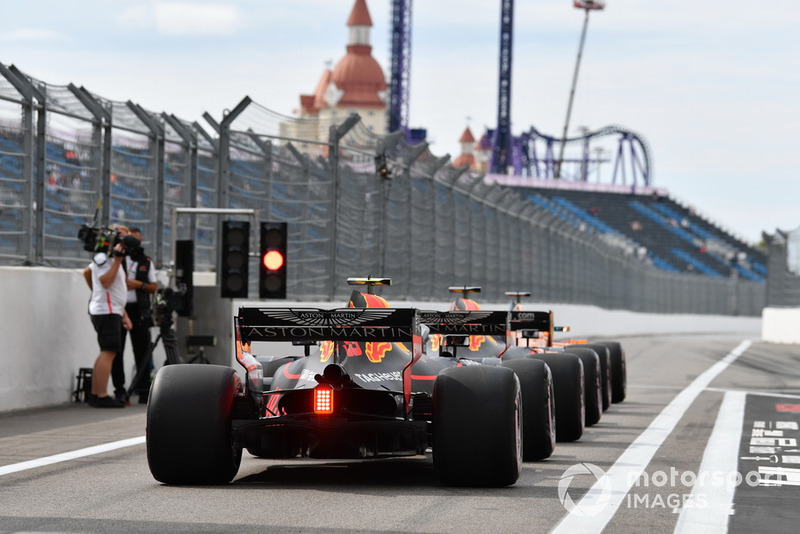 Antrean mobil di pit lane