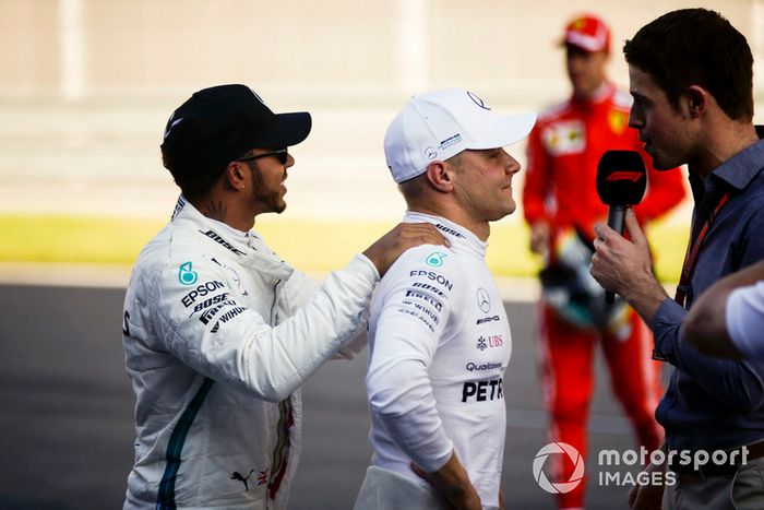 Lewis Hamilton, Mercedes AMG F1, felicita al ganador de la pole Valtteri Bottas, Mercedes AMG F1