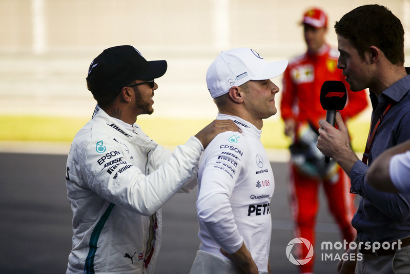 Lewis Hamilton, Mercedes AMG F1, felicita al ganador de la pole Valtteri Bottas, Mercedes AMG F1