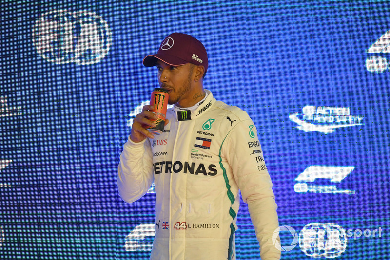 Ganador de la pole Lewis Hamilton, Mercedes AMG F1 celebra en parc ferme 