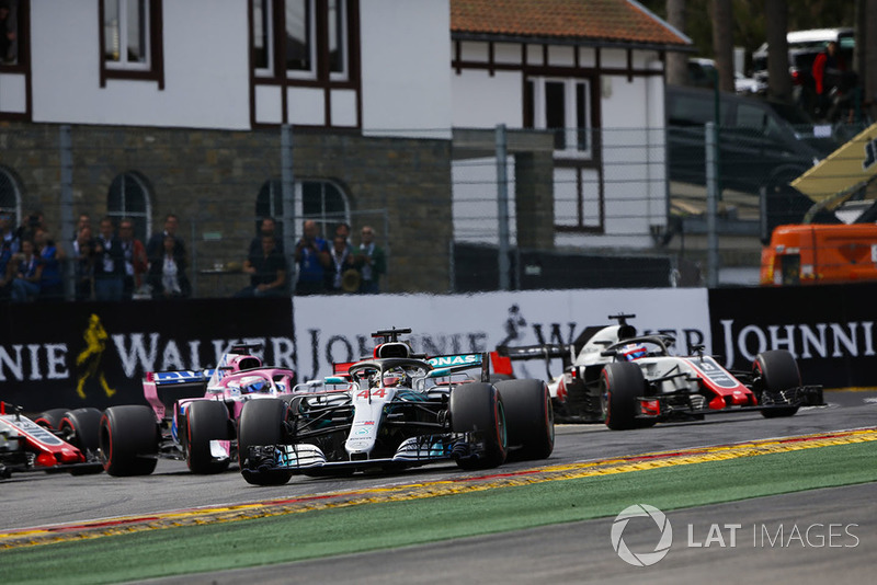 Lewis Hamilton, Mercedes AMG F1 W09, ; Sebastian Vettel, Ferrari SF71H, Sergio Perez, Racing Point Force India VJM11, Esteban Ocon, Racing Point Force India VJM1, yRomain Grosjean, Haas F1 Team VF-18, al inicio