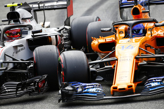 Kevin Magnussen, Haas F1 Team VF-18, Fernando Alonso, McLaren MCL33