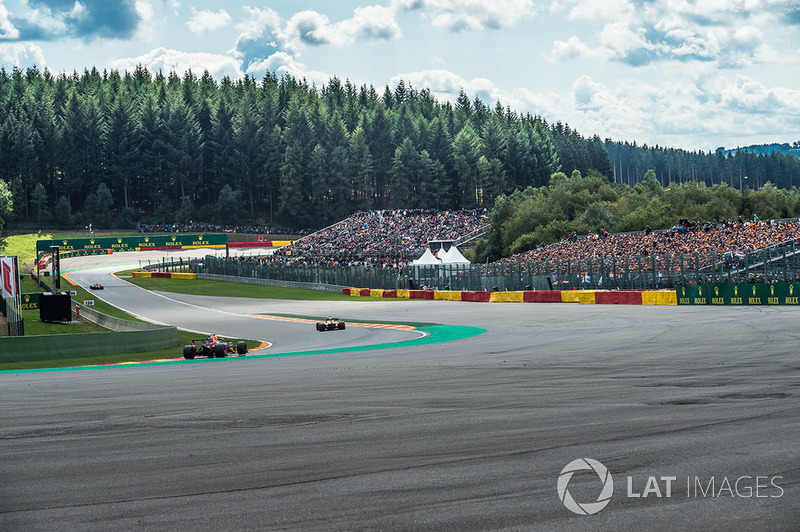 Max Verstappen, Red Bull Racing RB14 and Stoffel Vandoorne, McLaren MCL33 infront of fans