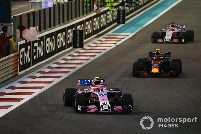 Esteban Ocon, Racing Point Force India VJM11, Max Verstappen, Red Bull Racing RB14 y Sergio Perez, Racing Point Force India VJM11