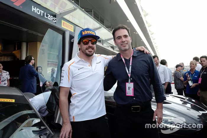 Jimmie Johnson piloto de NASCAR con Fernando Alonso, McLaren