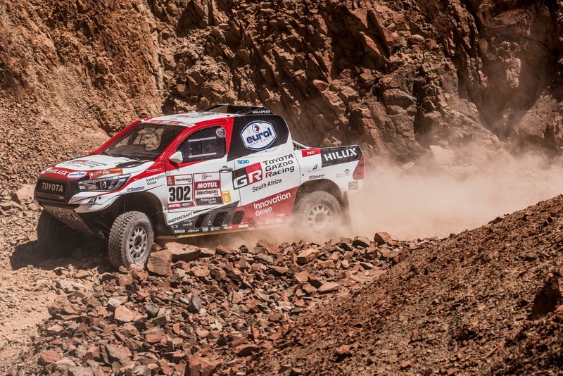 #302 Toyota Gazoo Racing Toyota Hilux: Жінель де Вільєр, Дірк фон Цітцевітц