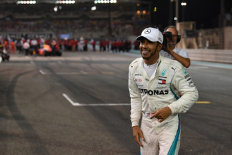 Le vainqueur Lewis Hamilton, Mercedes AMG F1 fête sa victoire dans le Parc Fermé