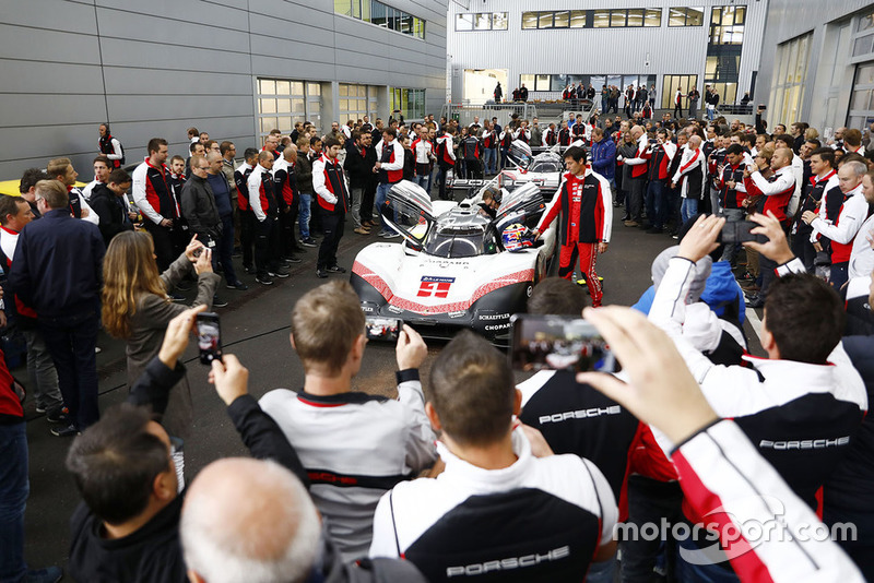 Les membres de Porsche Team au centre de Recherche et Développement de Weissach, avec la Porsche 919 Hybrid Evo