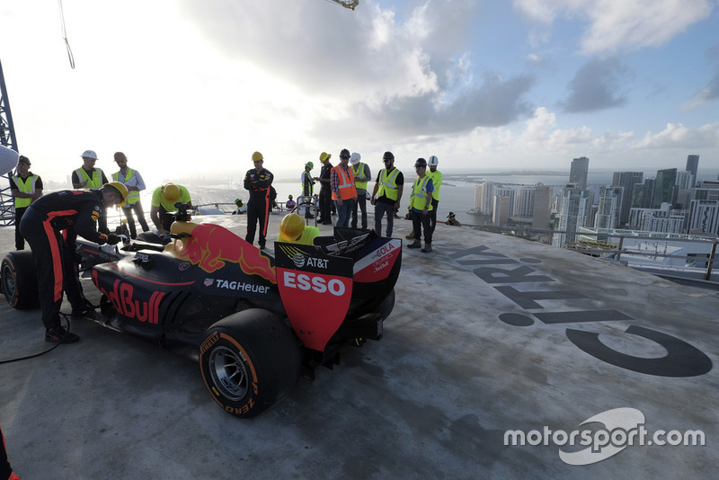 David Coulthard, Red Bull Racing RB7 à 215 mètres de hauteur