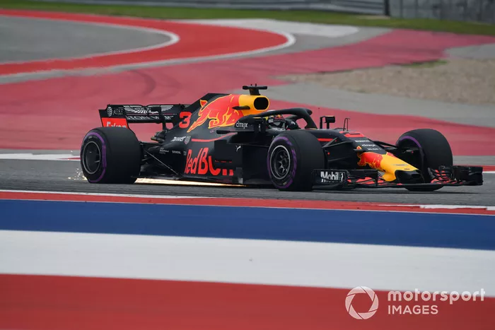 Daniel Ricciardo, Red Bull Racing RB14 sparks 