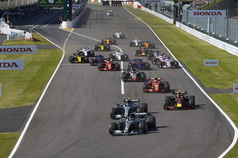 Lewis Hamilton, Mercedes AMG F1 W09, devant Valtteri Bottas, Mercedes AMG F1 W09 et Max Verstappen, Red Bull Racing RB14