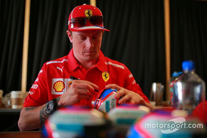 Kimi Raikkonen, Ferrari firma un autógrafo