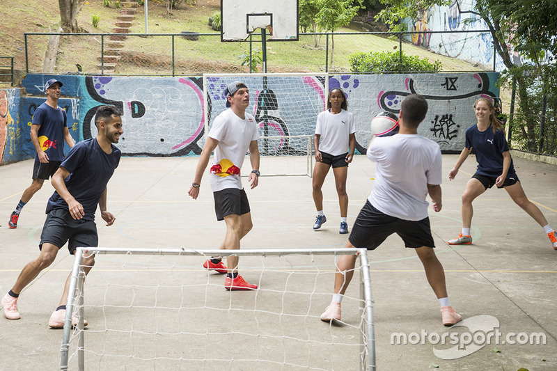 Max Verstappen y Daniel Ricciardo, Red Bull Racing juegan Futsal en Brasil