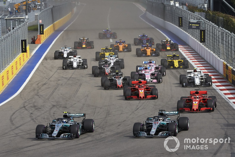 Valtteri Bottas, Mercedes AMG F1, devant Lewis Hamilton, Mercedes AMG F1, et Sebastian Vettel, Ferrari SF71H 