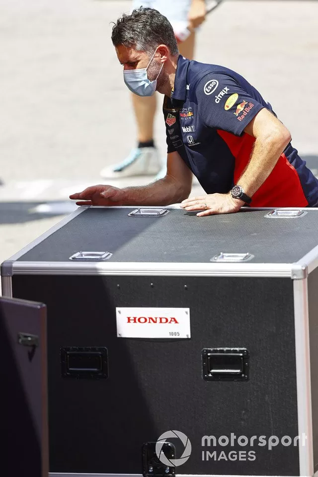 Un miembro del equipo de Red Bull en el trabajo