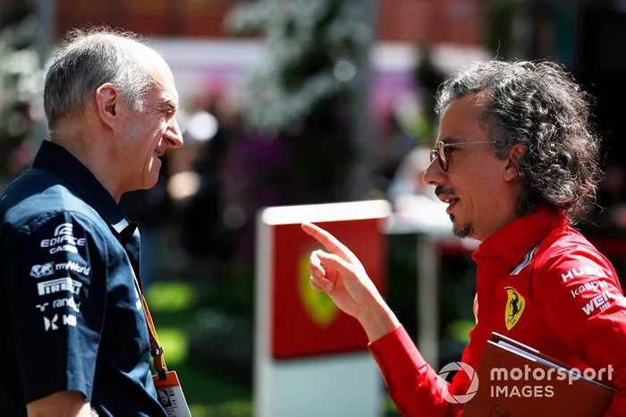 Franz Tost, Team Principal, AlphaTauri, con Laurent Mekies, Direttore Sportivo, Ferrari