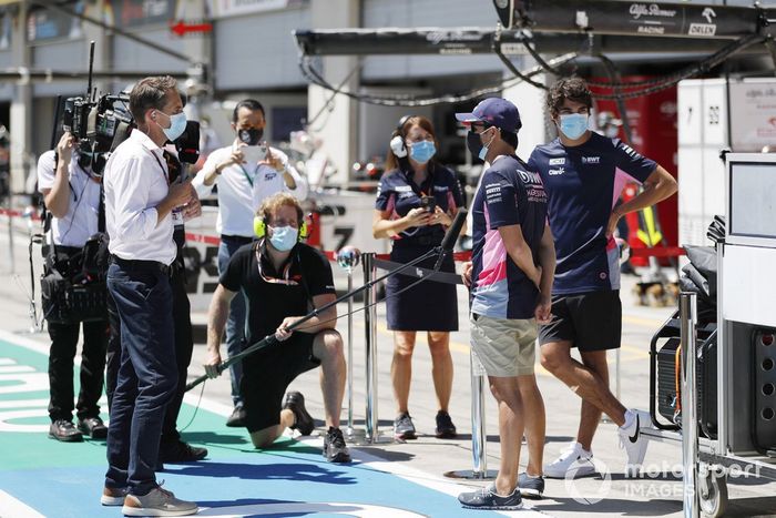 Sergio Pérez, Racing Point, y Lance Stroll, Racing Point, hablan con los medios de comunicación