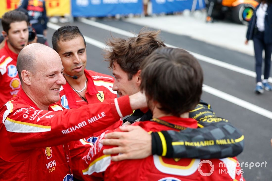 Charles Leclerc, Scuderia Ferrari, 1ª posição, festeja com a sua equipa no Parc Ferme 