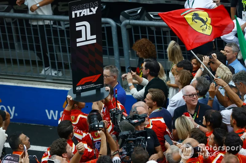 Les membres de l'équipe Ferrari fêtent la cérémonie du podium