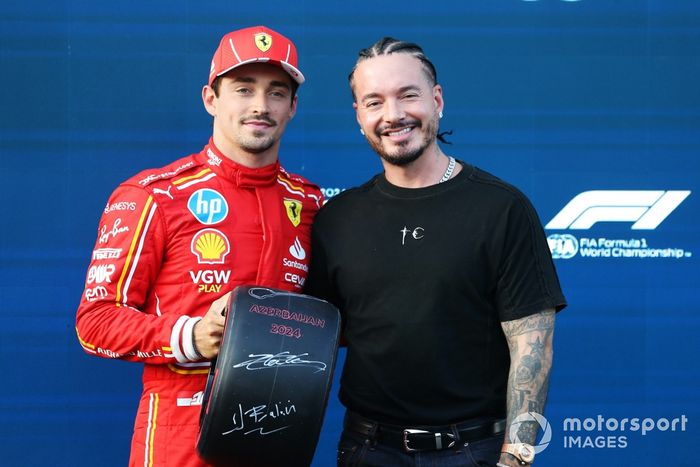 J Balvin wręcza Charlesowi Leclercowi, Scuderia Ferrari, nagrodę Pirelli Pole Position Award 