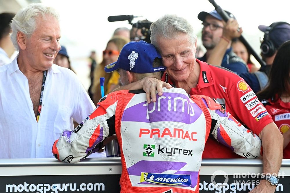 Jorge Martin, Pramac Racing, recibe la felicitación del director general de Ducati, Paolo Ciabatti