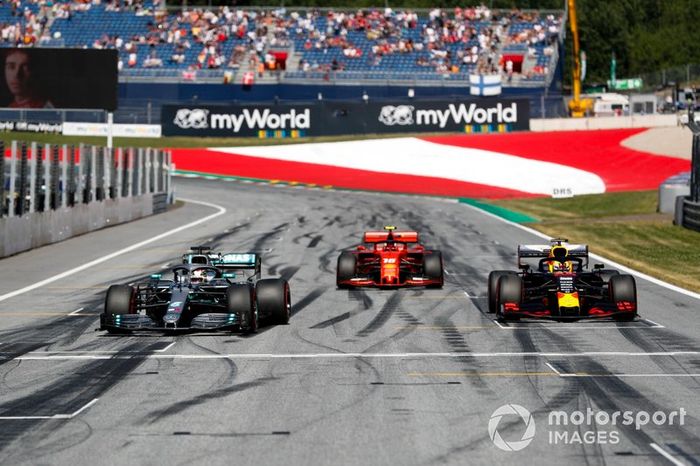 Segundo Lewis Hamilton, Mercedes AMG F1 W10, ganador de la pole Charles Leclerc, Ferrari SF90 y tercero Max Verstappen, Red Bull Racing RB15