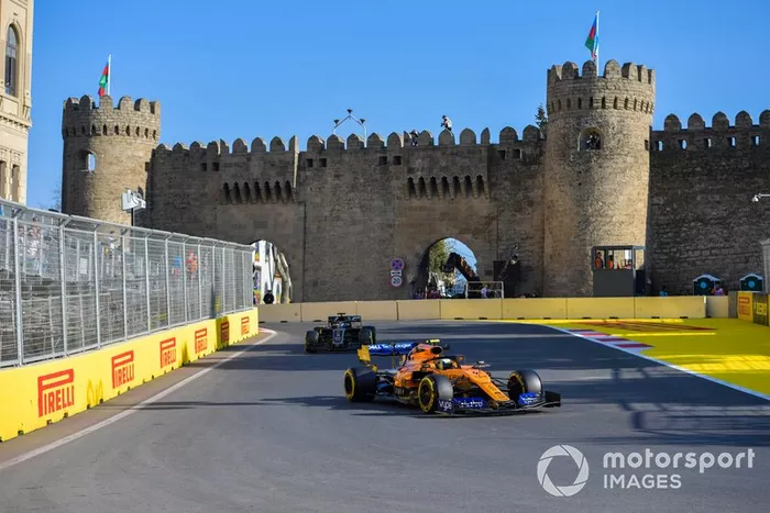 Lando Norris, McLaren MCL34, precede Romain Grosjean, Haas F1 Team VF-19