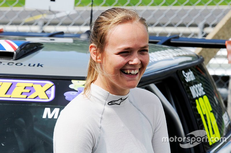 <img class="ms-flag-img ms-flag-img_s1" title="United Kingdom" src="https://cdn-7.motorsport.com/static/img/cf/gb-3.svg" alt="United Kingdom" width="32" /> Sarah Moore, 25 años