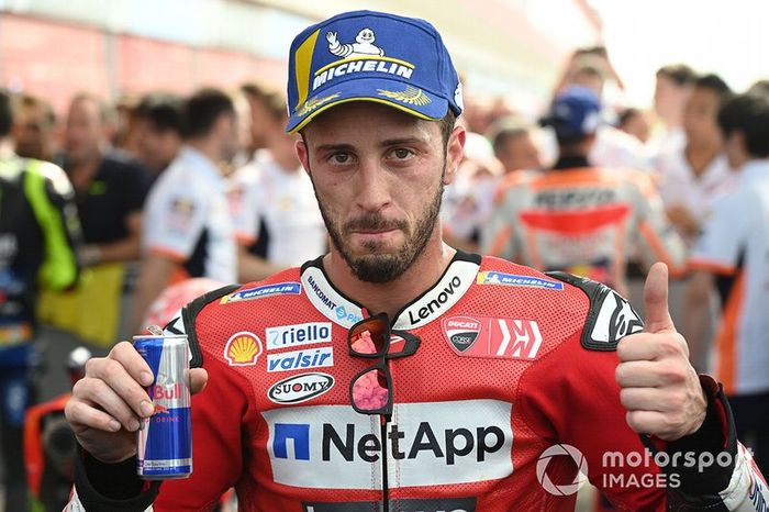 Tercer puesto Andrea Dovizioso, el equipo Ducati celebra en parc ferme